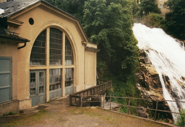 Maschinenhalle am Wasserfall